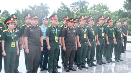 VPA’s young officers lay wreath in commemoration of President Kaysone Phomvihane